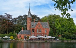 Озеро и парк Minnewater в Брюгге