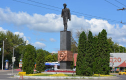 Скульптура "Человек и труд" в Калуге
