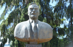Памятник Воронину в Калуге