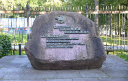 Гранитный камень в память об убитых большевиках