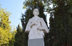 Памятник Лесе Украинке в Балаклаве