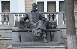 Памятник А. П. Чехову в Звенигороде