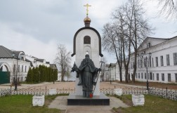 Памятник Макарию Калязинскому