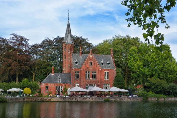 Озеро и парк Minnewater в Брюгге