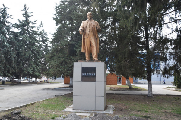 Памятник Ленину у Дворца культуры в Беслане