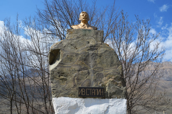 Памятник Сталину (поселок Барзикау)