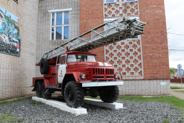 Памятник пожарному насосу и пожарная машина, Ржев