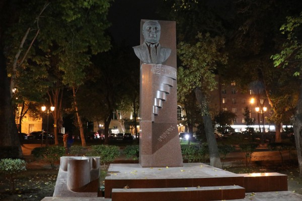 Бюст Вазгена Саргсяна, Ереван